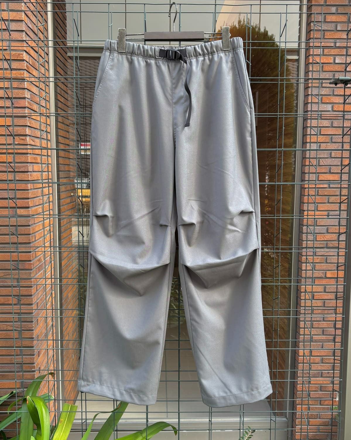 BROWN by 2-tacs /B34-P001 Knee tuck pants｜ブラウンバイツータック