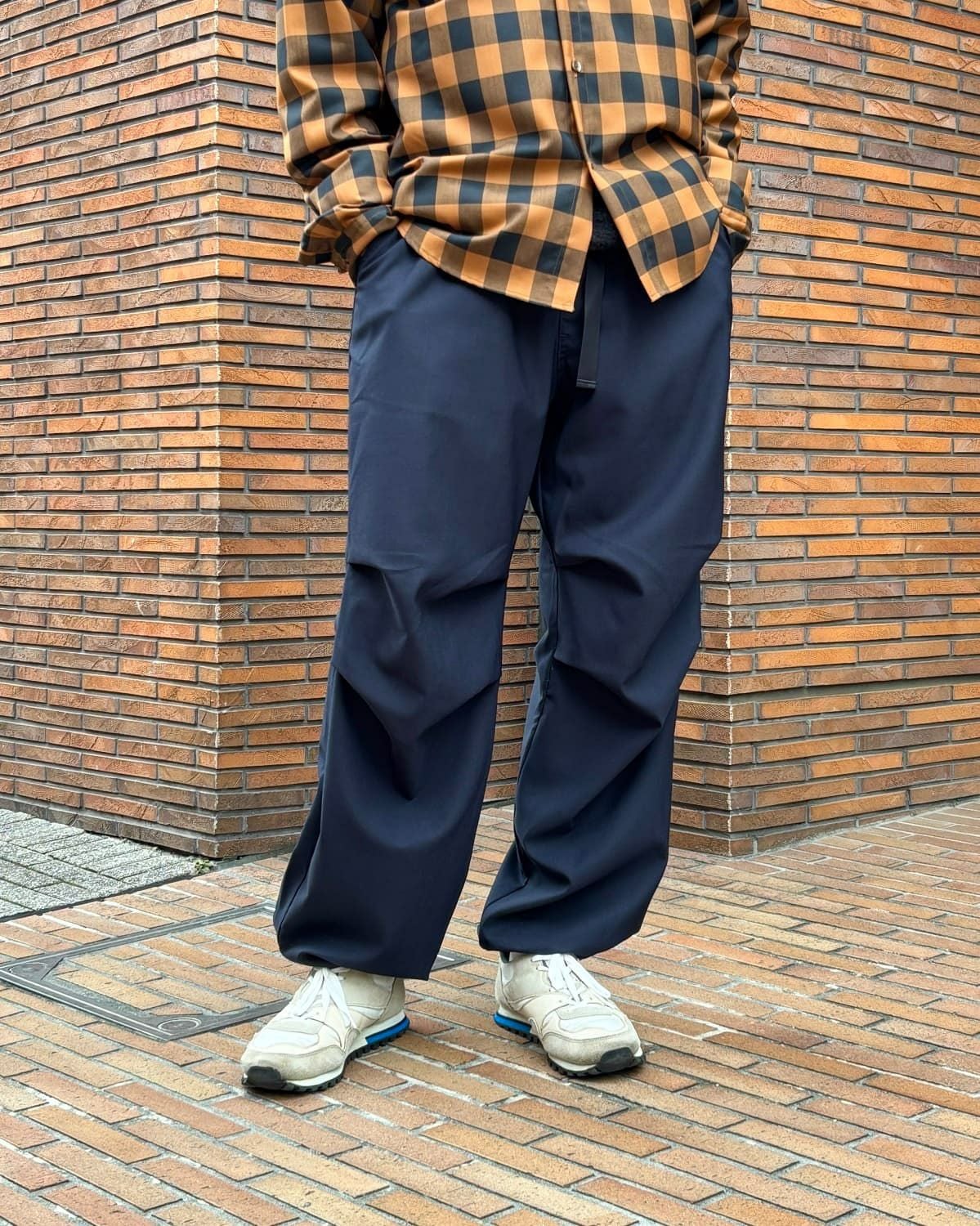BROWN by 2-tacs /B34-P001 Knee tuck pants｜ブラウンバイツータック